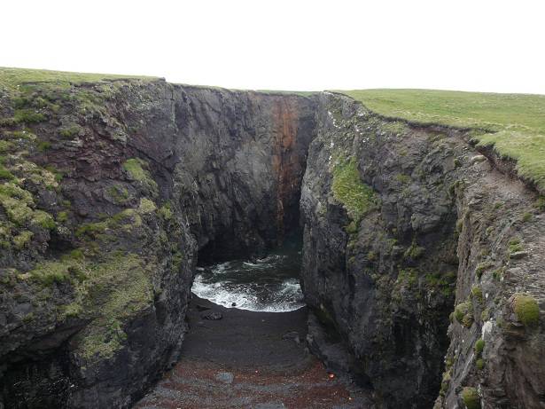 De holes of Scraada. Vanaf de kust loopt een grot die ruim 400 meter inlands uitkomt in deze kloof. Oorspronkelijk was de kloof door een natuurlijke burg in twee delen gescheiden totdat deze in 1873 instortte en er één grote kloof overbleef.